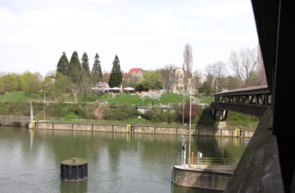 Die Brücke über den Neckar verbindet den Rosensteinpark mit dem Stadtstrand in Bad Cannstatt.
