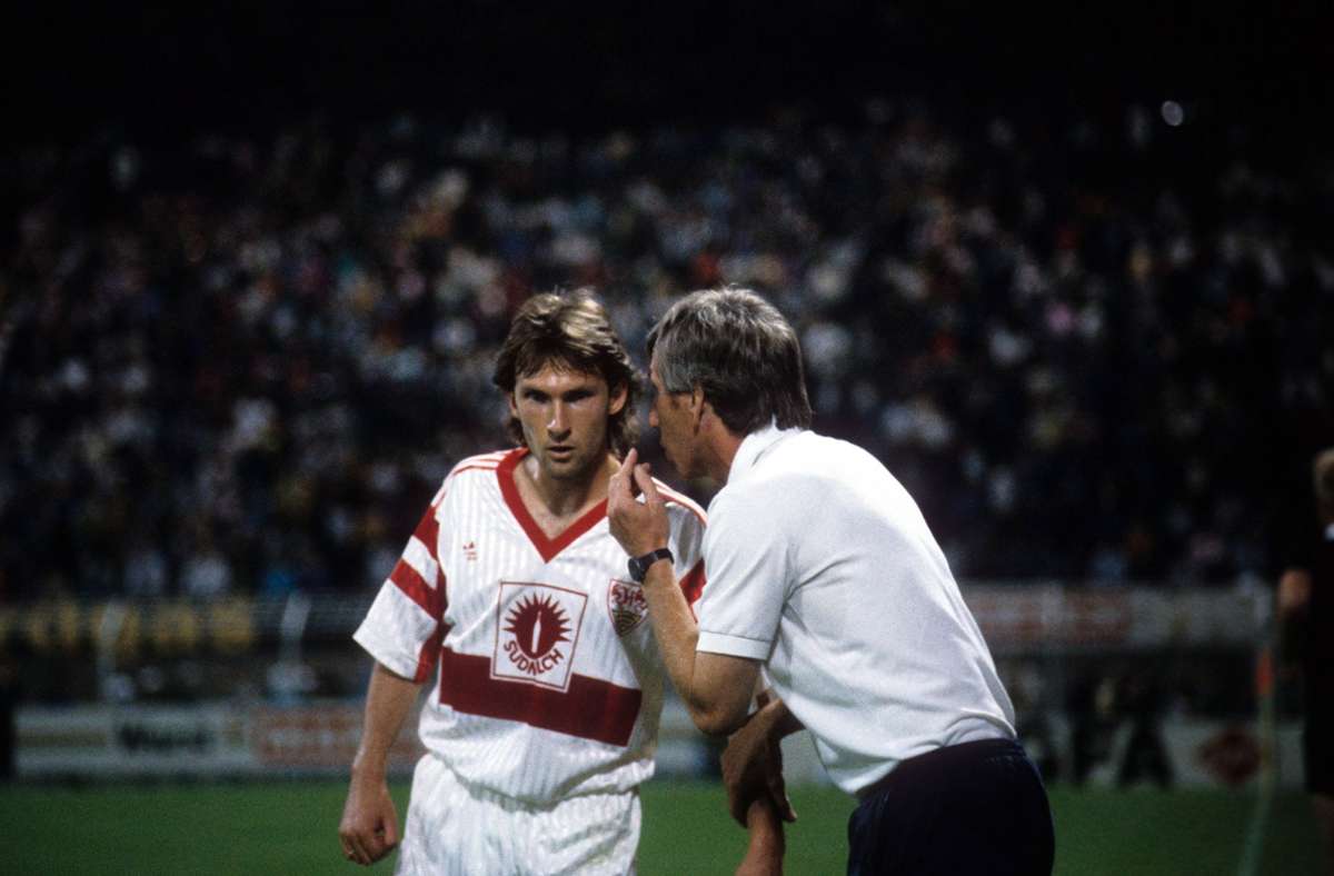 Anfang der 90er Jahre: Ludwig Kögl (li.) und Trainer Willi Entenmann (beide VfB Stuttgart) bei einer Besprechung. Der Sponsor hat gewechselt, das Vereinswappen ist wieder dort, wo es hingehört: über dem Herzen.