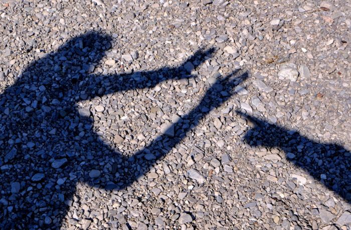 Bad Cannstatt: Unbekannter bedrängt und berührt elfjähriges Mädchen