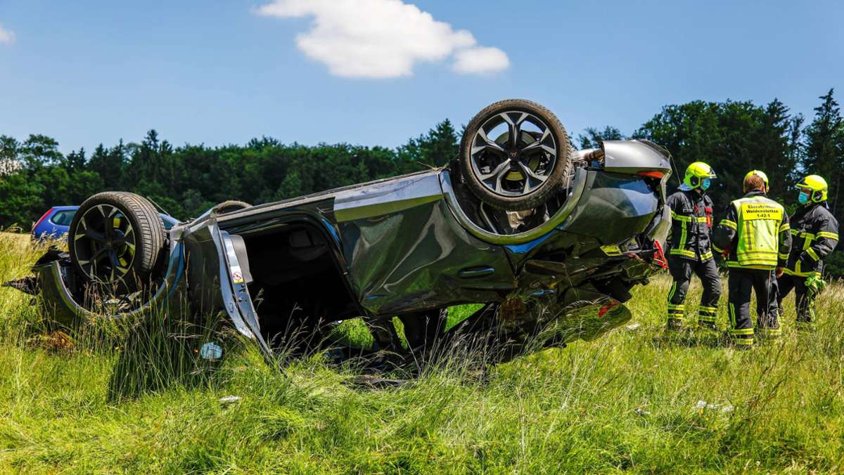  Zu einem schweren Unfall ist es am Sonntag im Alb-Donau-Kreis gekommen. Ein 60-jähriger Autofahrer verlor beim Überholen die Kontrolle über sein Fahrzeug, das sich daraufhin überschlug. 