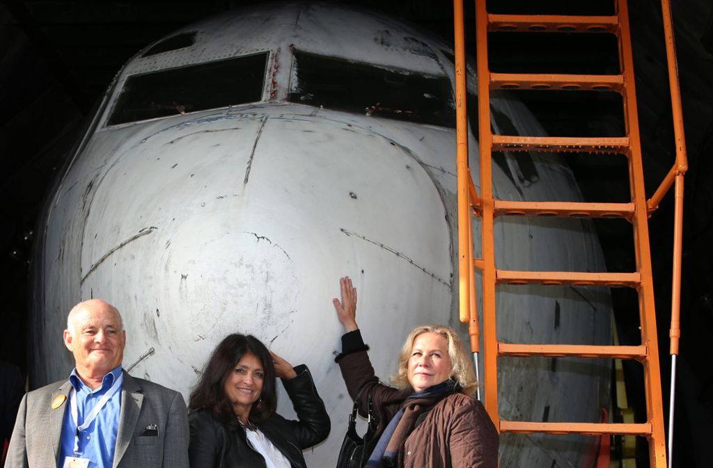Jürgen Vietor, ehemaliger Co-Pilot der Landshut, mit Diana Müll, die bei der Entführung als Passagierin an Bord war, und Gabriele von Lutzau, ehemalige Stewardess in der Landshut, vor dem Flugzeug in Friedrichshafen im jahr 2017.