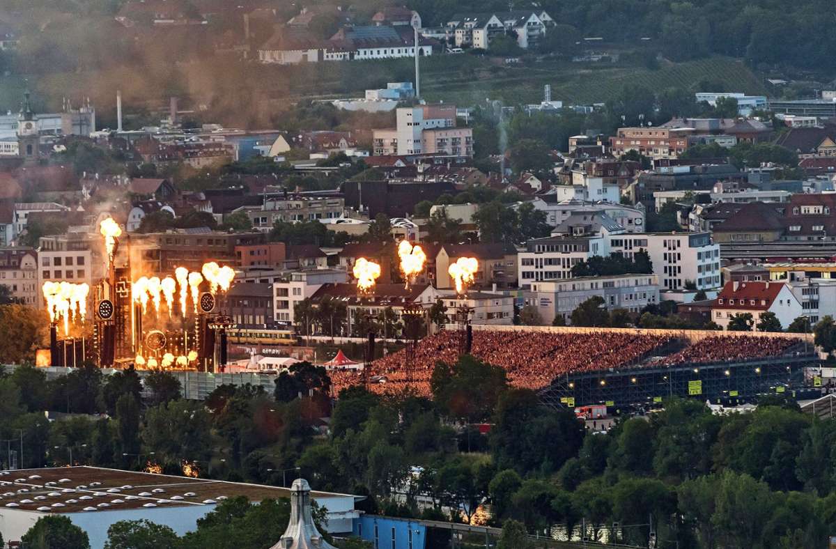 Blick auf die Show von Rammstein von der Waldebene Ost aus: Auch die vier Musiktürme im Innenraum spucken Feuer.