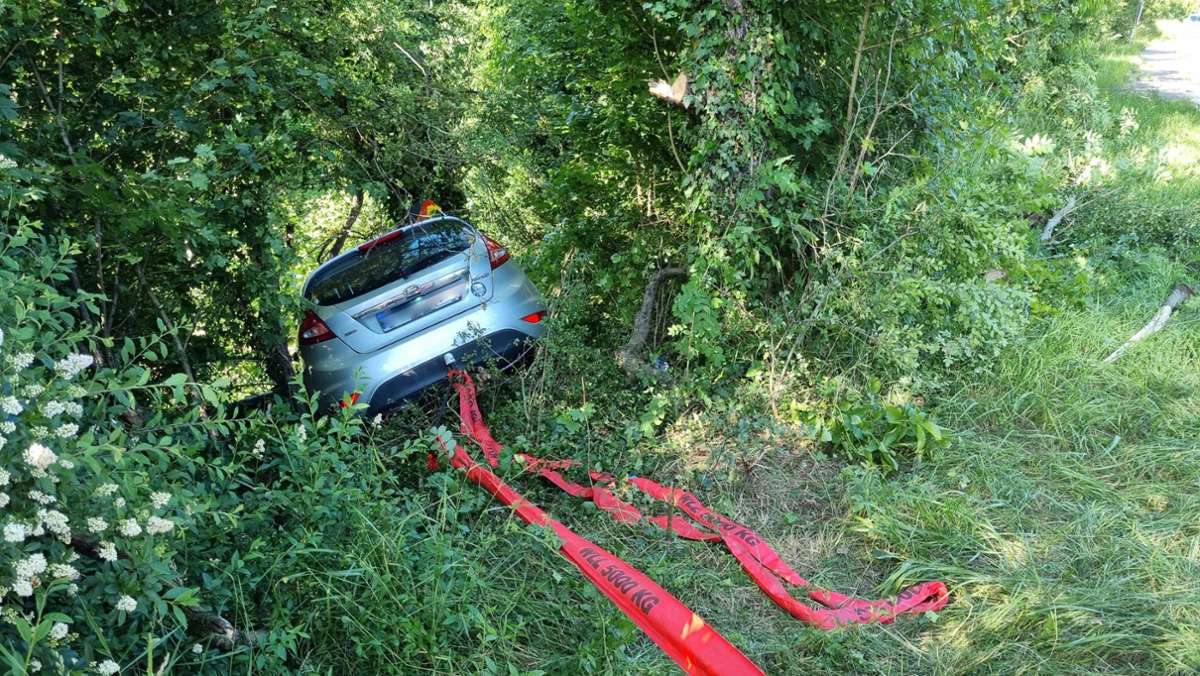 Unfall in Marbach am Neckar: Ford bei Unfall in Böschung geschleudert –  zwei Personen verletzt