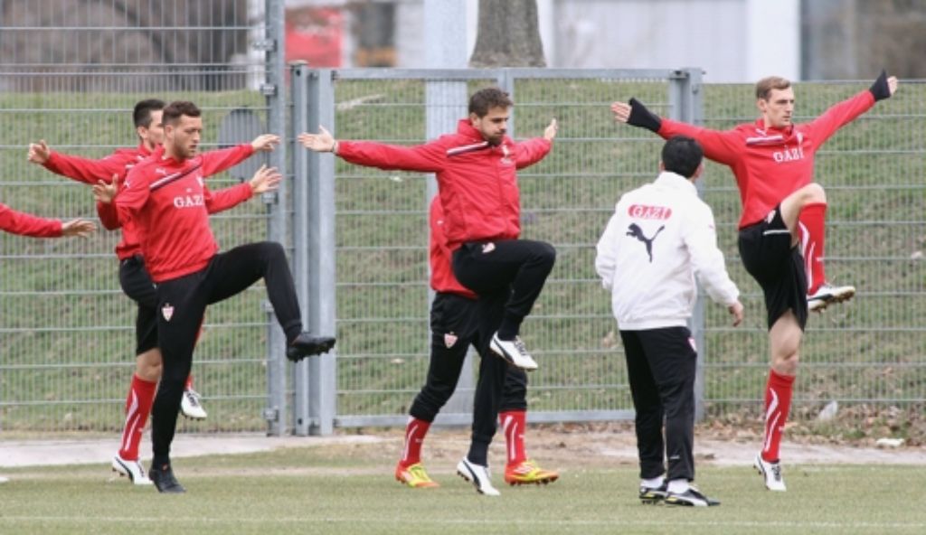 Trainingseindrücke vom VfB Stuttgart. Julian Schieber (links), Martin Harnik (zweiter von links) und Georg Niedermeier (rechts) folgen den Anweisungen