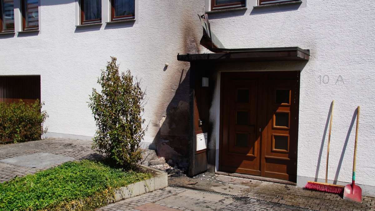 Brand in Wolfschlugen: Eingangsbereich eines Wohnhauses in Brand geraten