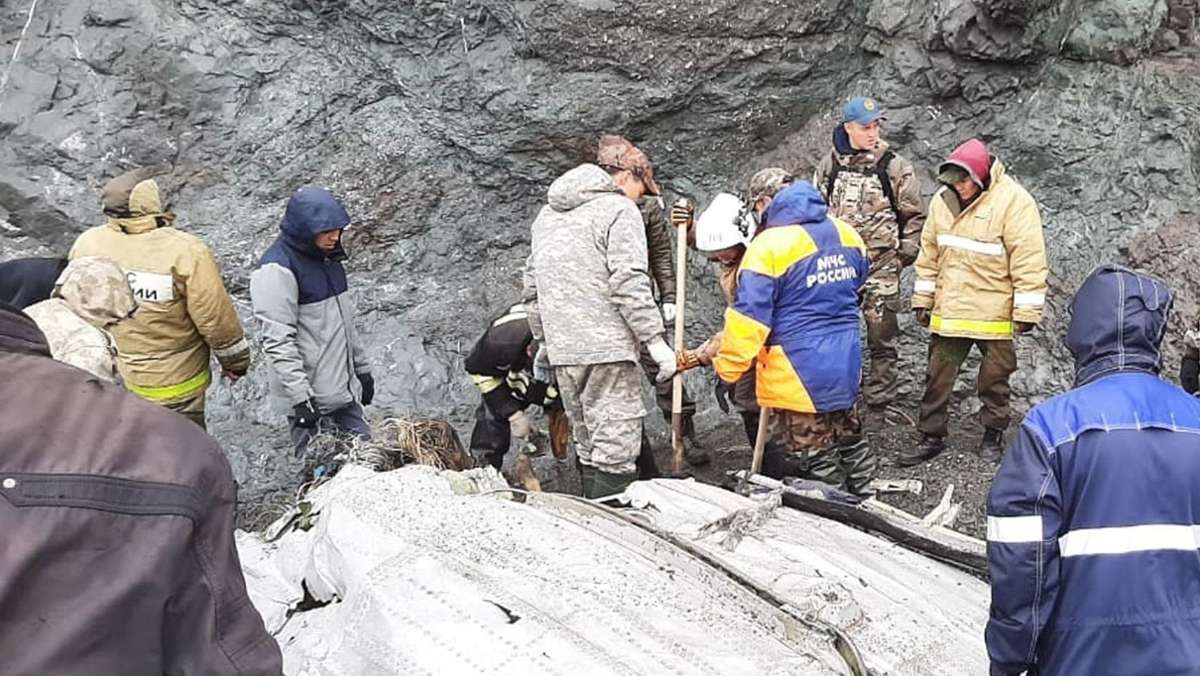 Flugzeugabsturz in Russland: Suchtrupps bergen 19 Leichen nahe Palana
