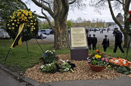 Der Gedenkstein für die getötete Polizeibeamtin am Tatort in Heilbronn Foto: Archiv