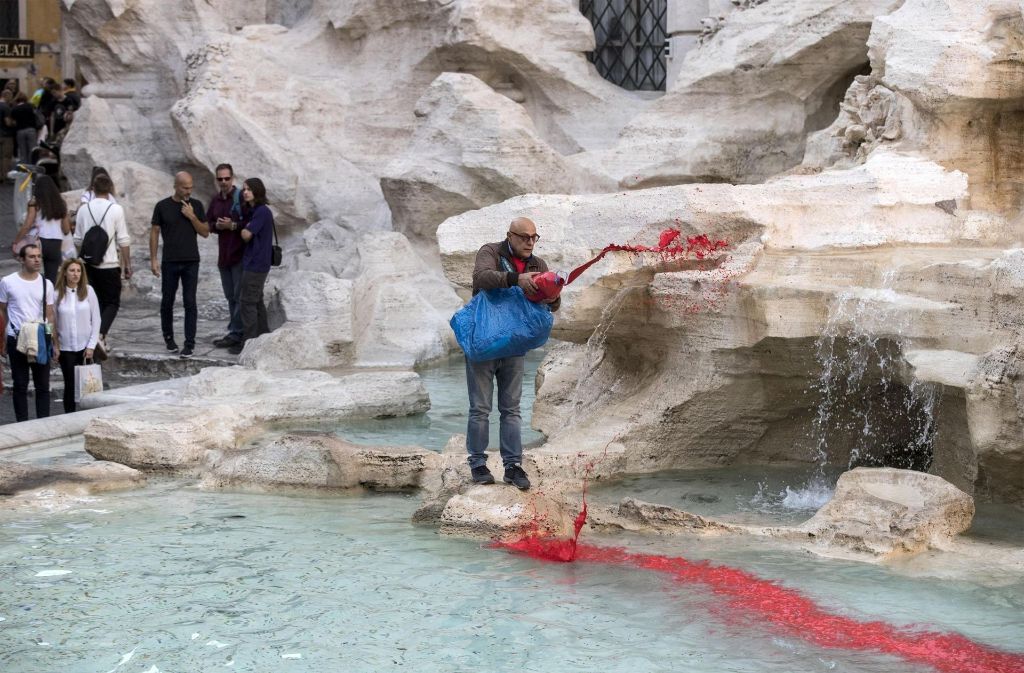 Vor zehn Jahren färbte Cecchini den Trevi-Brunnen schon einmal rot ein. Am 19. Oktober 2007 schüttete er ebenfalls Farbe in das Brunnenwasser. Italienischen Medien zufolge wollte er damals gegen die Kosten eines Filmfestivals in der Stadt protestieren.