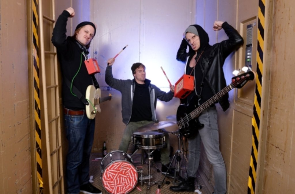 Die Musiker der Punkrockband "Schmutzki" Beat Schmutz, Florian Hagmüller und Dany Maier (von links), spielen in ihrem Probenraum in einem Lastenaufzug in Stuttgart-Möhringen.