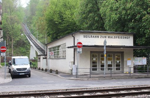 Direkt an der Straße liegt die Talstation der Seilbahn am Südheimer Platz. Foto: Bettina Künzler