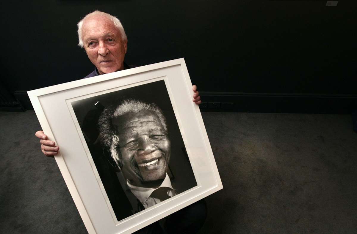 Jürgen Schadeberg 20008 mit einem seiner Porträtfotos von Nelson Mandela.