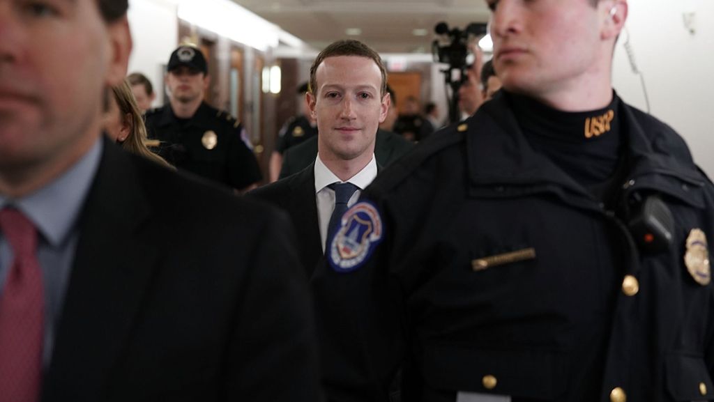 Auf dem Höhepunkt seiner wochenlangen Entschuldigungstour nach dem Datenskandal um Cambridge Analytica spricht Facebook-Chef Mark Zuckerberg im US-Kongress. Facebook droht dort eine schärfere Regulierung seines Geschäfts. Zuckerberg gibt sich demütig. 
