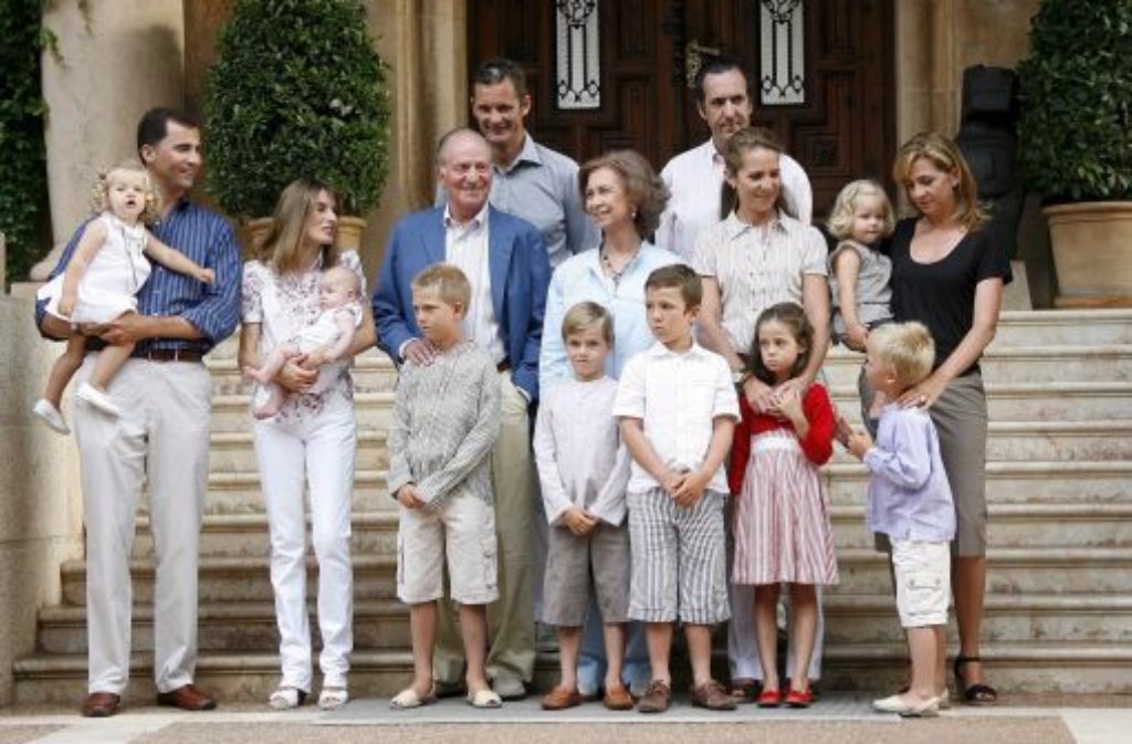 Auch ohne Babyprinz ist die königliche Familie zu stattlicher Größe angewachsen: Letizia und Felipe sind neben Leonor Eltern einer zweiten Tochter, der 2007 geborenen Sofía. Prinzessin Elena hat zwei Kinder, Cristina sogar vier.