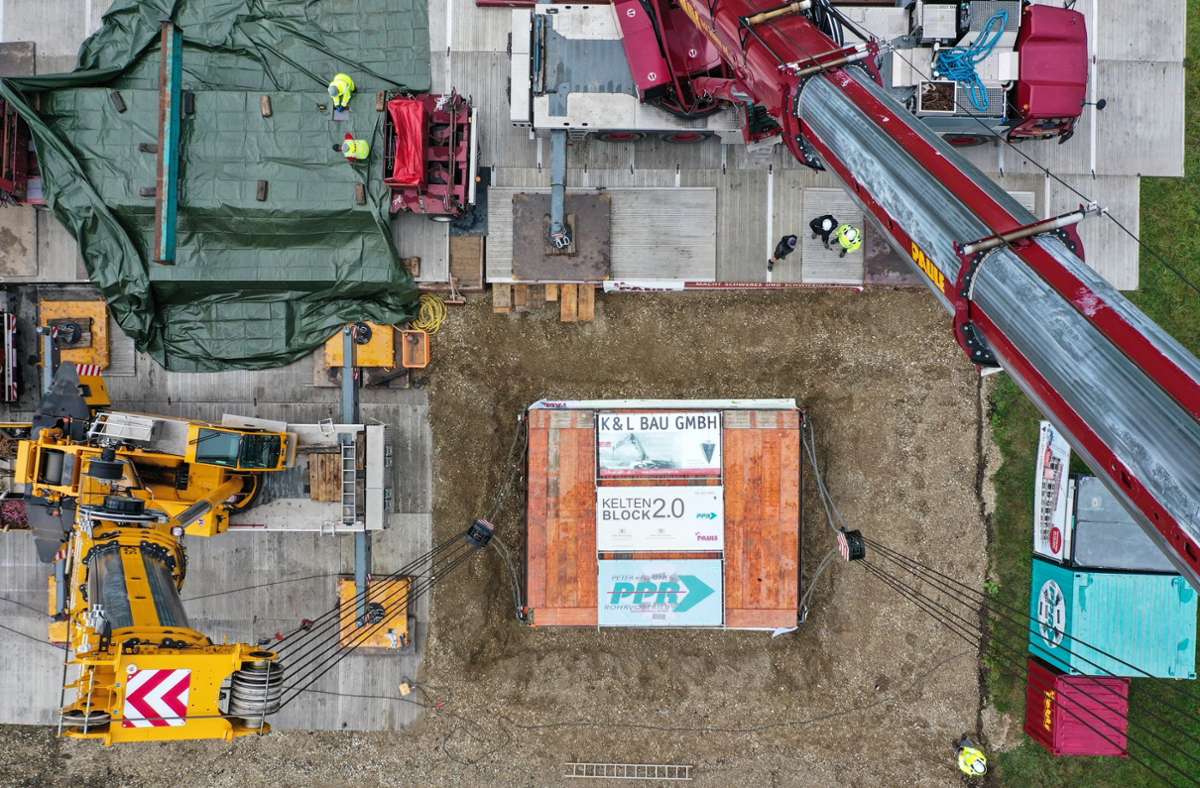 Zwei Schwerlastkräne heben am 6. Oktober 2020 einen rund 80 Tonnen und acht mal sechs Meter groß Block an, damit dieser anschließend in die Labore des Landesamts für Denkmalpflege transportiert werden kann.