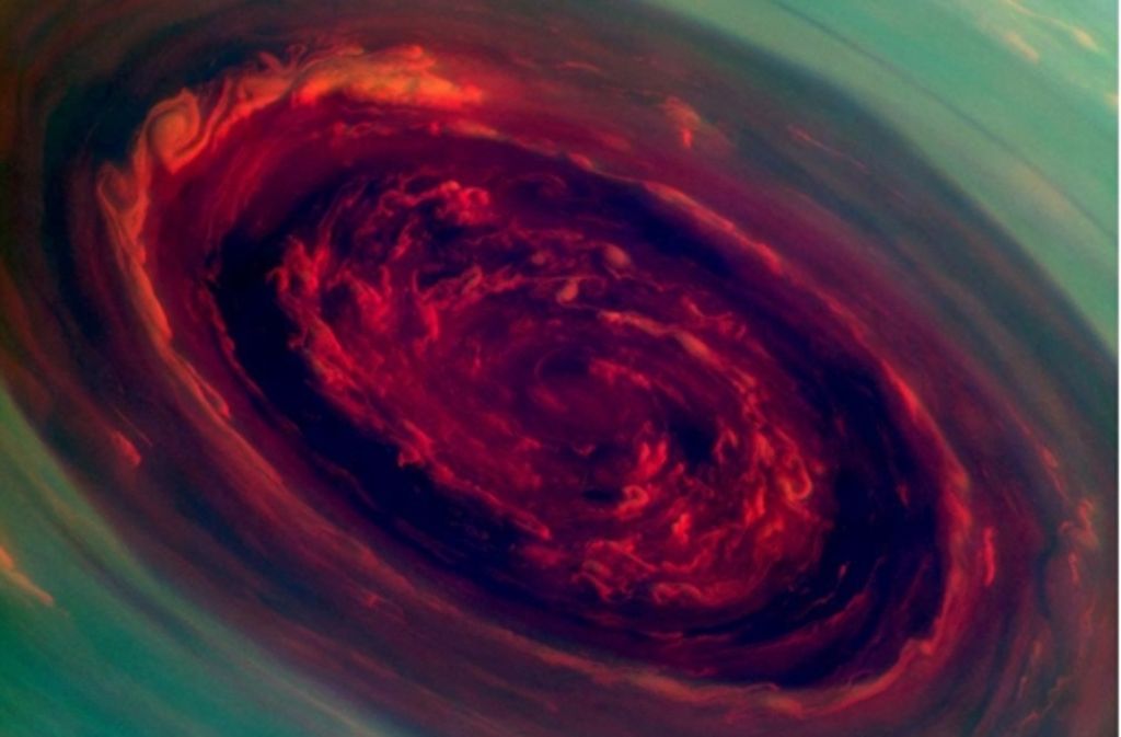 Das Auge eines Sturms auf dem Saturn: 2000 Kilometer ist dieses Zentrum breit; der Wind bläst hier mit 540 Stundenkilometern. Die Raumsonde Cassini hat es in Falschfarben aufgenommen.