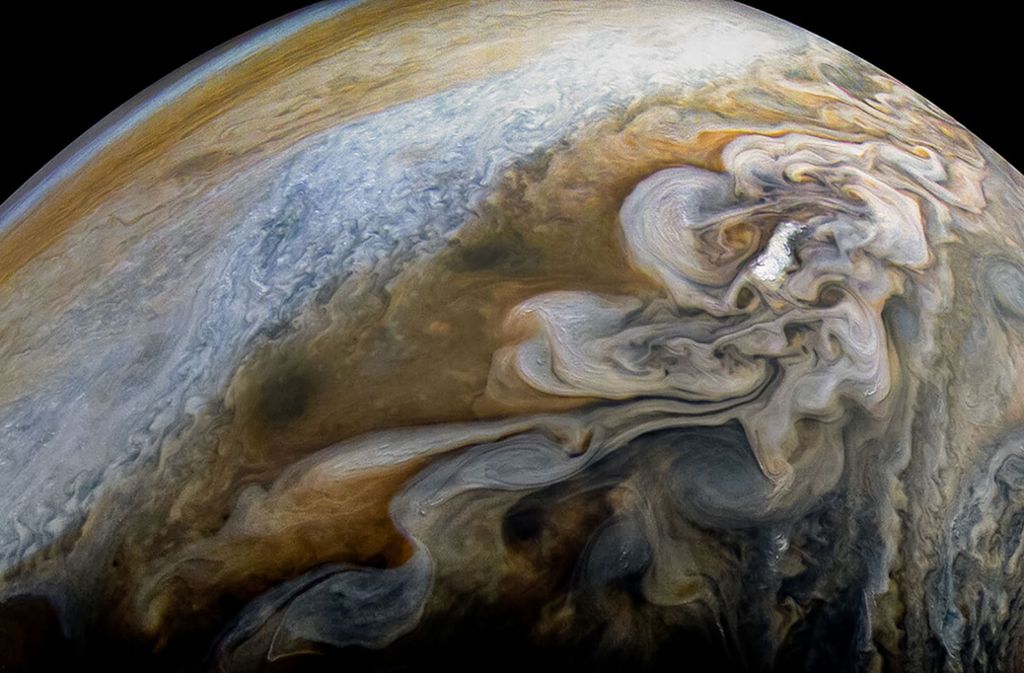 Jupiter ist mit einem Äquatordurchmesser von rund 143 000 Kilometern der größte Planet unseres Sonnensystems. Mit einer durchschnittlichen Entfernung von 778 Millionen Kilometern ist er von der Sonne aus gesehen der fünfte Planet.