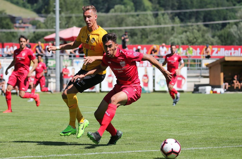 Einziger Torschütze beim VfB Stuttgart ist Nicolas Gonzalez (rechts) mit dem Ausgleich zum 1:1 in der 25. Minute.