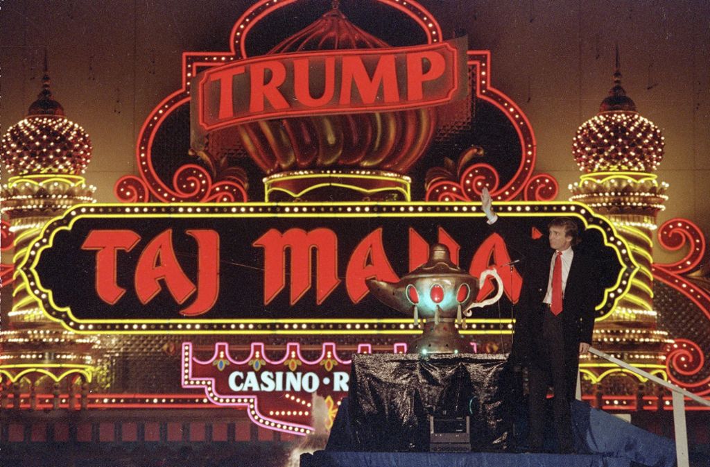 Außerdem versucht der Milliardär sein Glück in der Casino-Branche. In den 1980er Jahren will er Atlantic City zum Las-Vegas-Pendant ausbauen, scheitert allerdings und zieht sich schließlich aus dem Glücksspielgeschäft zurück.
