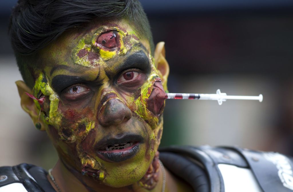 In Mexiko-Stadt fanden sich tausende Horror-Fans zum Zombie Walk zusammen.