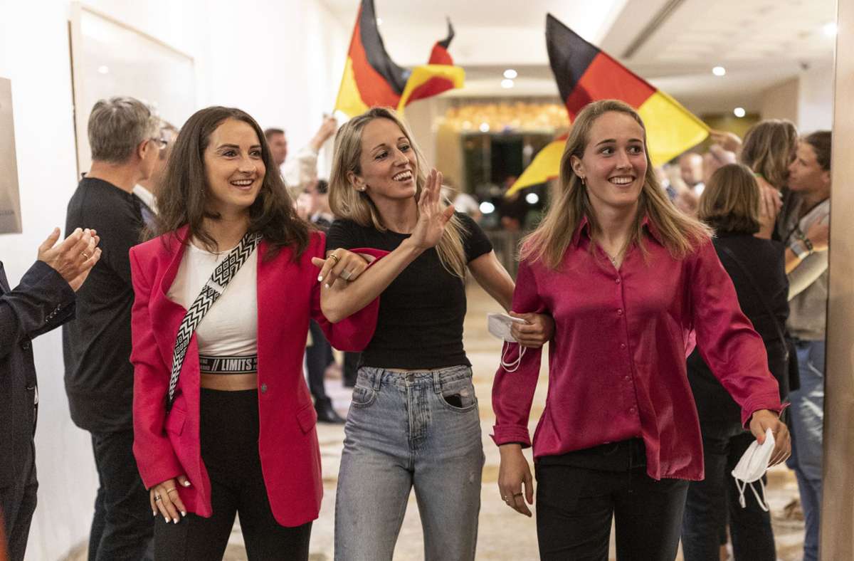 Den ersten Schock bereits verdaut: die deutschen Fußballerinnen Sara Däbritz, Kathrin Hendrich und Sydney Lohmann (von links)