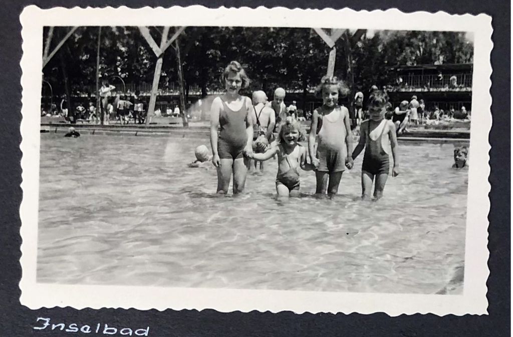 Der Alltag 1942 ist natürlich auch in vielen Familienalben dokumentiert. Im Sommer ging man ins Inselbad ...