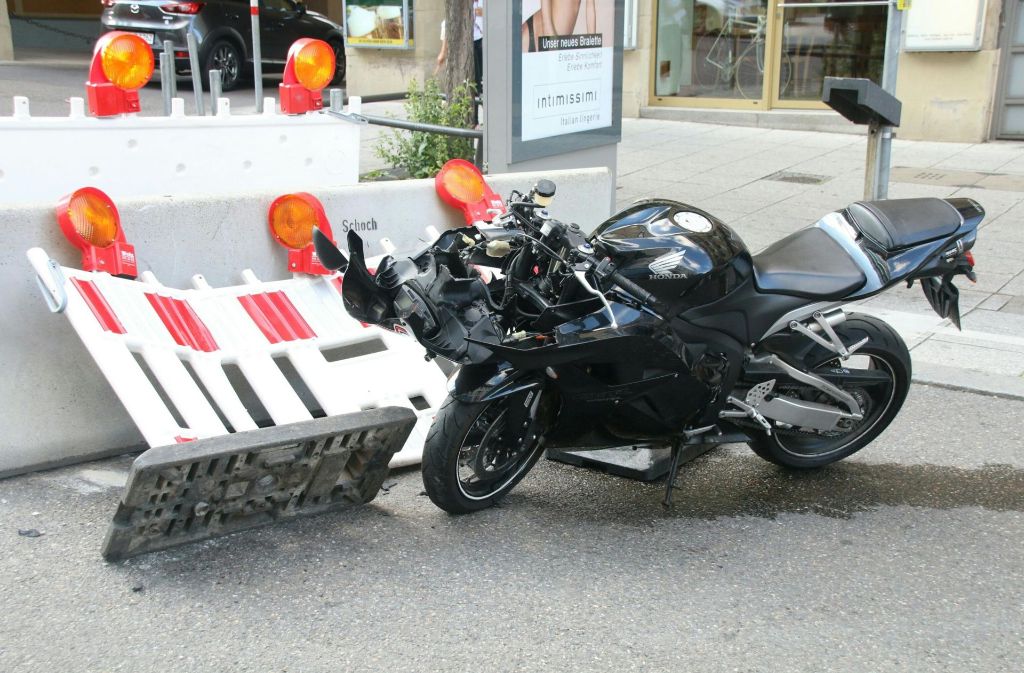 In der Bolzstraße ist ein Motorradfahrer gegen einen Betonpoller gefahren.