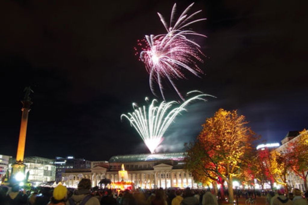 Während der langen Einkaufsnacht am vergangenen Samstag waren in Stuttgart mehr als 180.000 Menschen unterwegs. Unter ihnen waren auch unsere Leserfotografen, deren Bilder zeigen, wie schön Stuttgart leuchten kann.