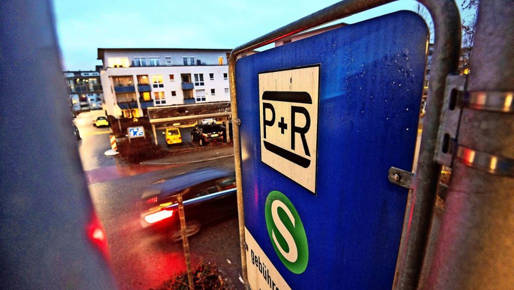  Die Parkplätze an den Weinstädter S-Bahn-Haltestellen sind voll ausgelastet – und werden nicht nur von Fahrgästen genutzt. Die Stadt will die Stellplatzzahlen erhöhen und das Parken nur noch S-Bahn-Kunden erlauben. 