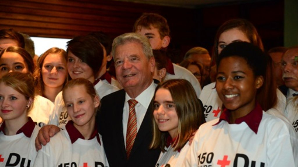  Beim Festakt zum 150-jährigen Bestehen des Deutschen Roten Kreuzes (DRK) in Stuttgart hat Bundespräsident Joachim Gauck erneut Konsequenzen aus Flüchtlingsdramen mit Ertrunkenen im Mittelmeer gefordert. 