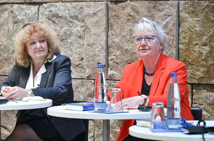 Auftritt in Stuttgart: Annette Schavan verteidigt Merkels Russlandpolitik