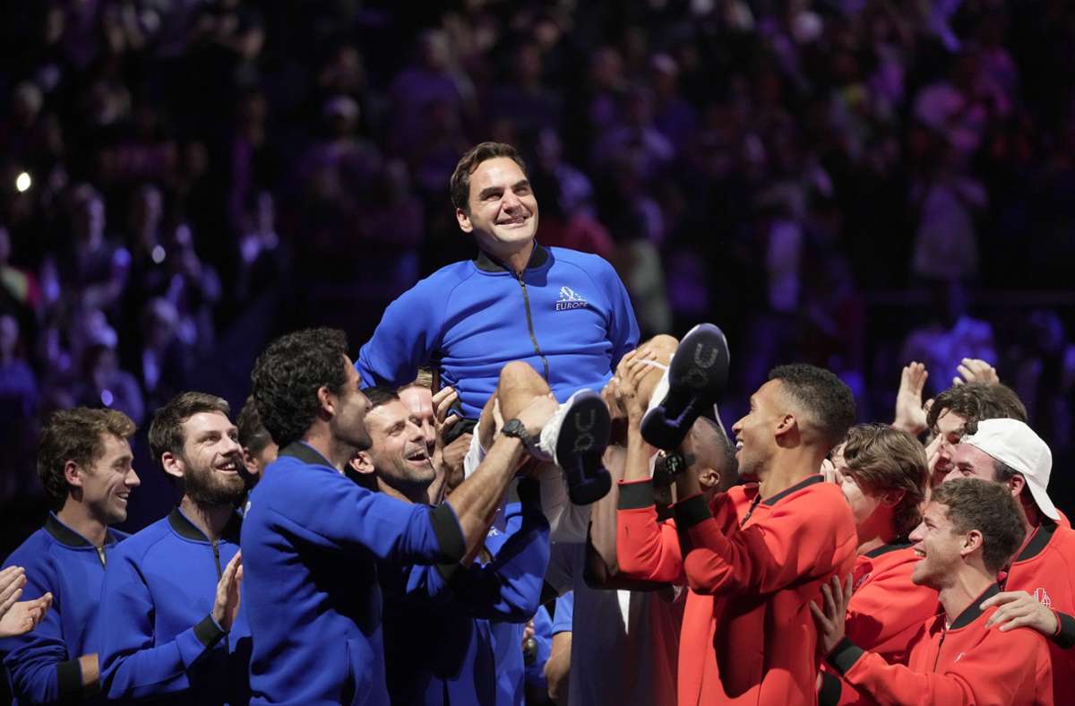 Roger Federer wurde nach dem Spiel von den anderen Spielern hochgehoben und ließ sich feiern.
