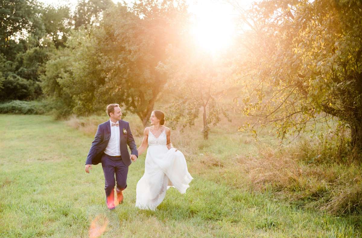 Obstwiesen und Felder gibt es im Rems-Murr-Kreis viele – ideal geeignet für romantische Hochzeitsfotos.