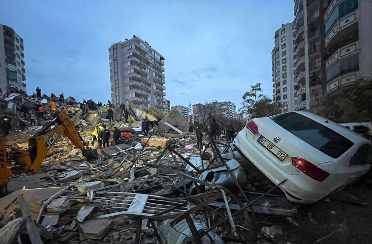 In der türkischen Stadt Adana suchen Retter weiter Menschen unter den Trümmern.
