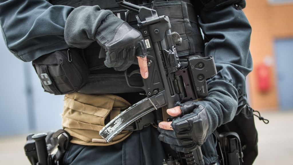 SEK-Einsatz in Oldenburg: Bewaffneter Mann verschanzt sich in Haus