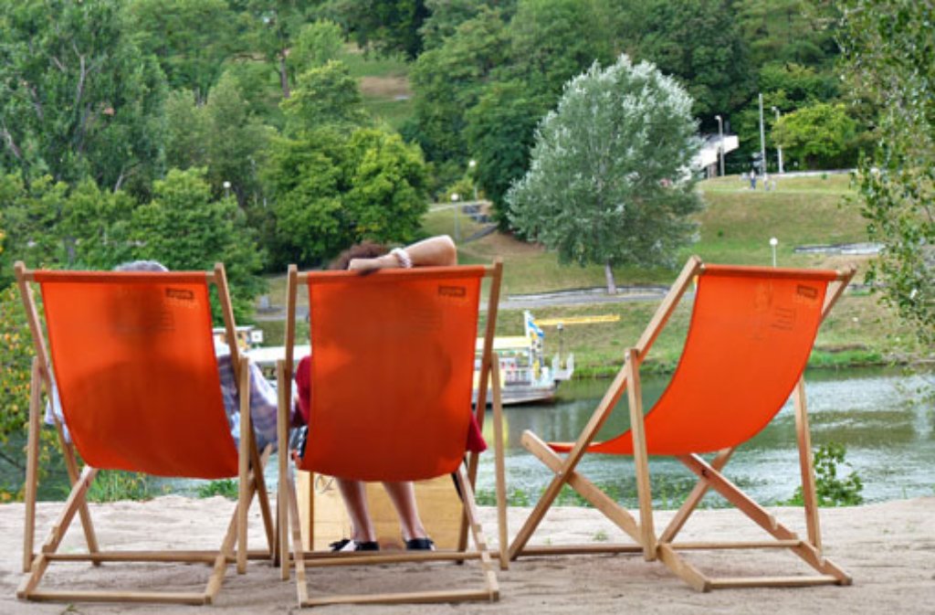 Relaxen am Stuttgarter Stadtstrand: Freilich muss man sich für ein Sonnenbad im Liegestuhl schon nach Bad Cannstatt begeben, aber die Mühe lohnt sich.