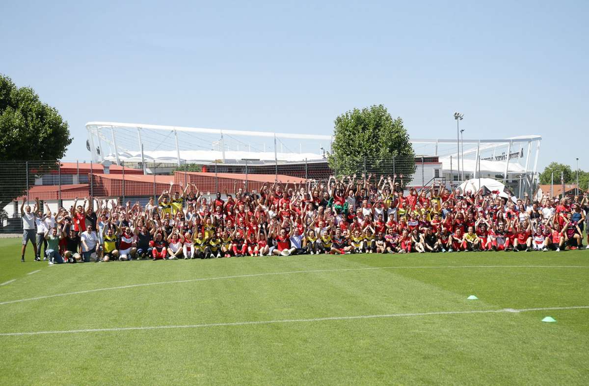 Die vielen Mitarbeiter des VfB Stuttgart haben sich bei ihrem Sommerfest zu einem Gruppenfoto versammelt.