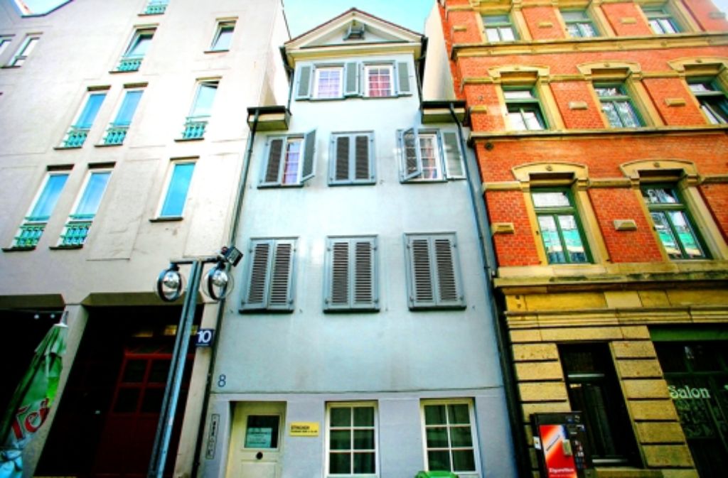 In der Kanalstraße haben sich zwei Häuser aus Barock und Klassizismus erhalten – im Bild das Haus Nummer 8.
