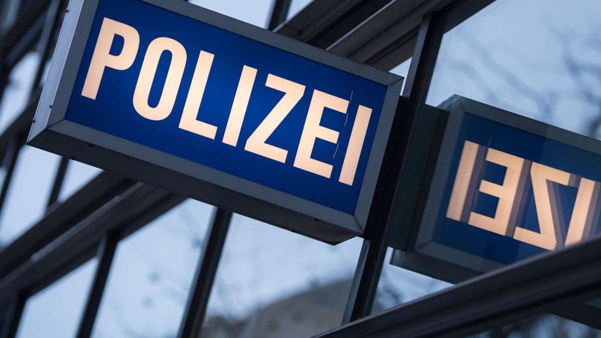  Ein Mann hat sich in Weil am Rhein gegenüber Polizisten unverschämt verhalten. Zu guter Letzt pinkelte der 45-Jährige auch noch gegen die Tür des Polizeireviers. 