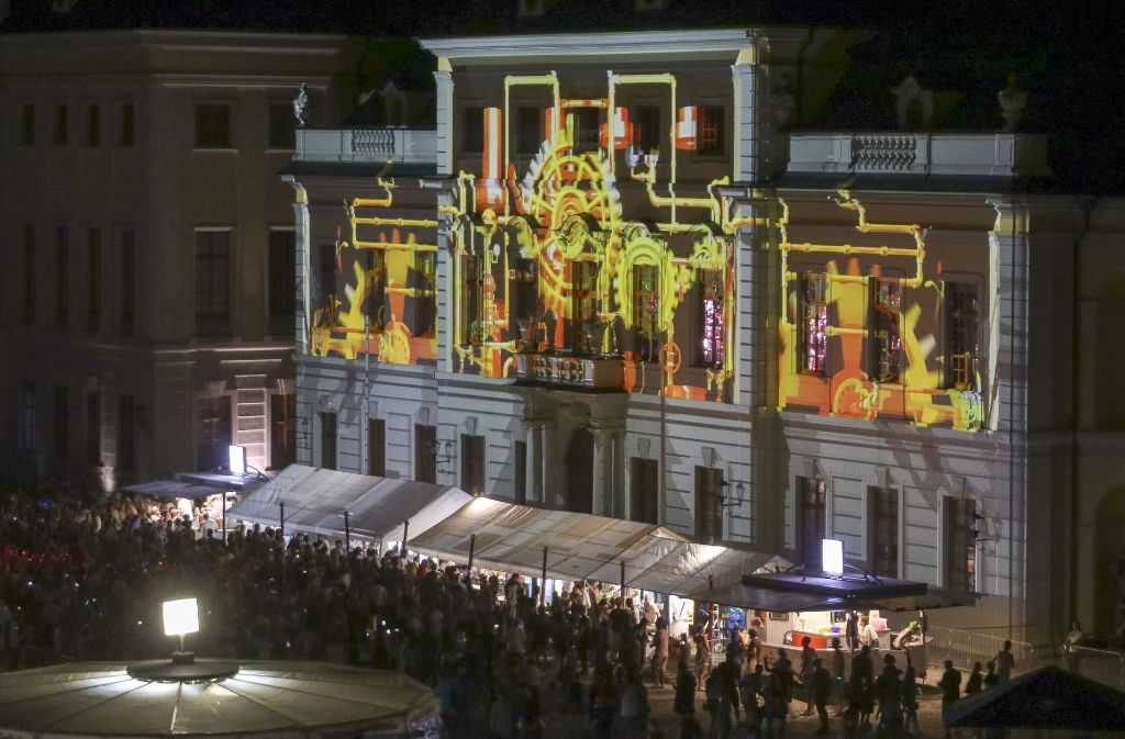 Ganz anders war das im August 2017, zum Rave-Event „Electrique Baroque“. Da gab es nach Einbruch der Dunkelheit eine Mapping-Show des Stuttgarter Visual-Büros Frischvergiftung.