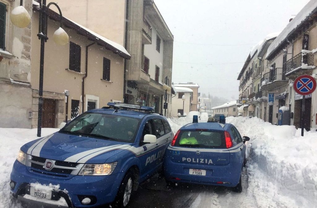 Zwei Polizeiautos stehen auf einer Straße in Monereale (Italien). Heftige Erdstöße, innerhalb weniger Stunden, haben erneut die Region in Mittelitalien getroffen. Foto: dpa