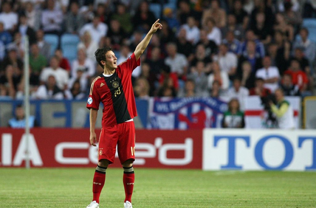 2007 verzichtete Özil auf die türkische Staatsbürgerschaft, um für die deutsche U19 auflaufen zu können.