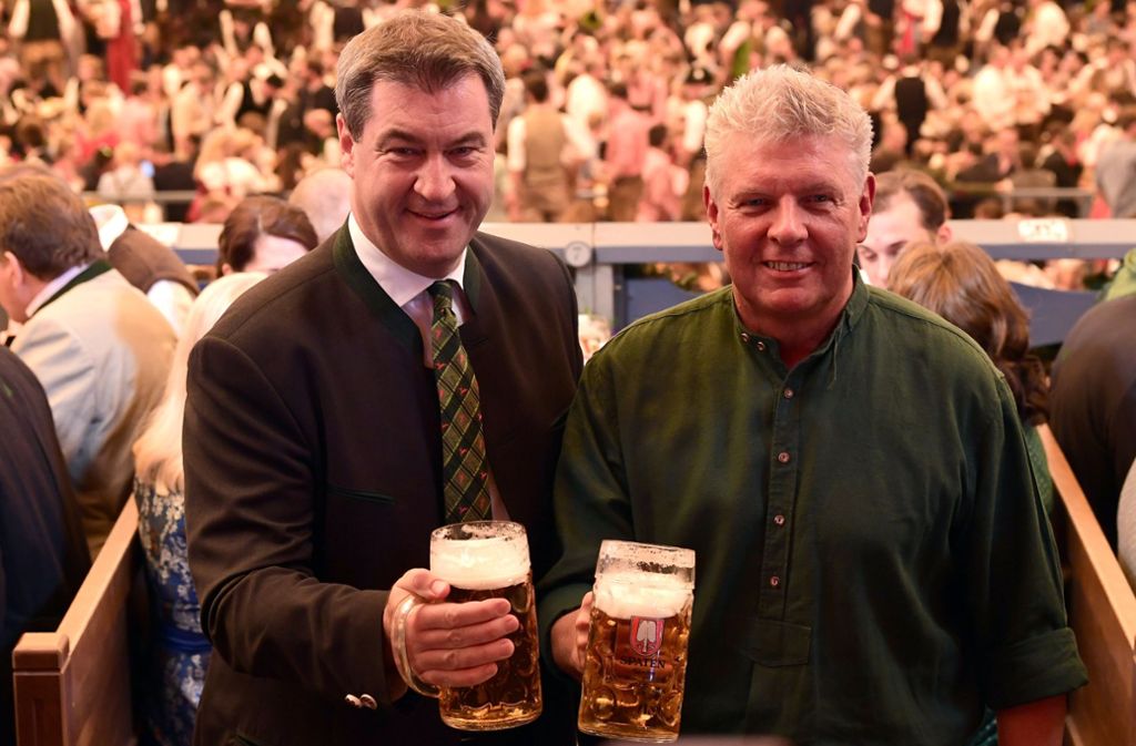 ...und reichte die erste Maß Bier an Ministerpräsident Markus Söder (CSU).