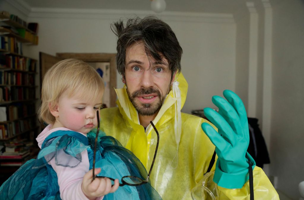 Regisseur David Sieveking mit seiner Tochter Zaria in einer Szene des Dokumentarfilms „Eingeimpft - Familie mit Nebenwirkung“ Foto: Flare Film