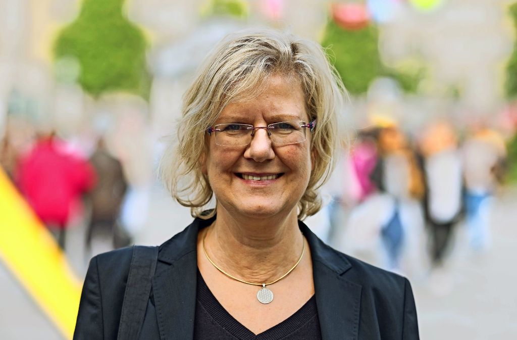 Petra Theissen (55, Selbstständige aus Nordrhein-Westfalen) : „Ich bin selbstständig und weiß heute schon, dass ich in der Rente unter Altersarmut leiden werde. Den Grünen und der SPD mangelt es an Opposition, Frau Wagenknecht redet dagegen wenigstens Tacheles. Das macht sie authentisch.“