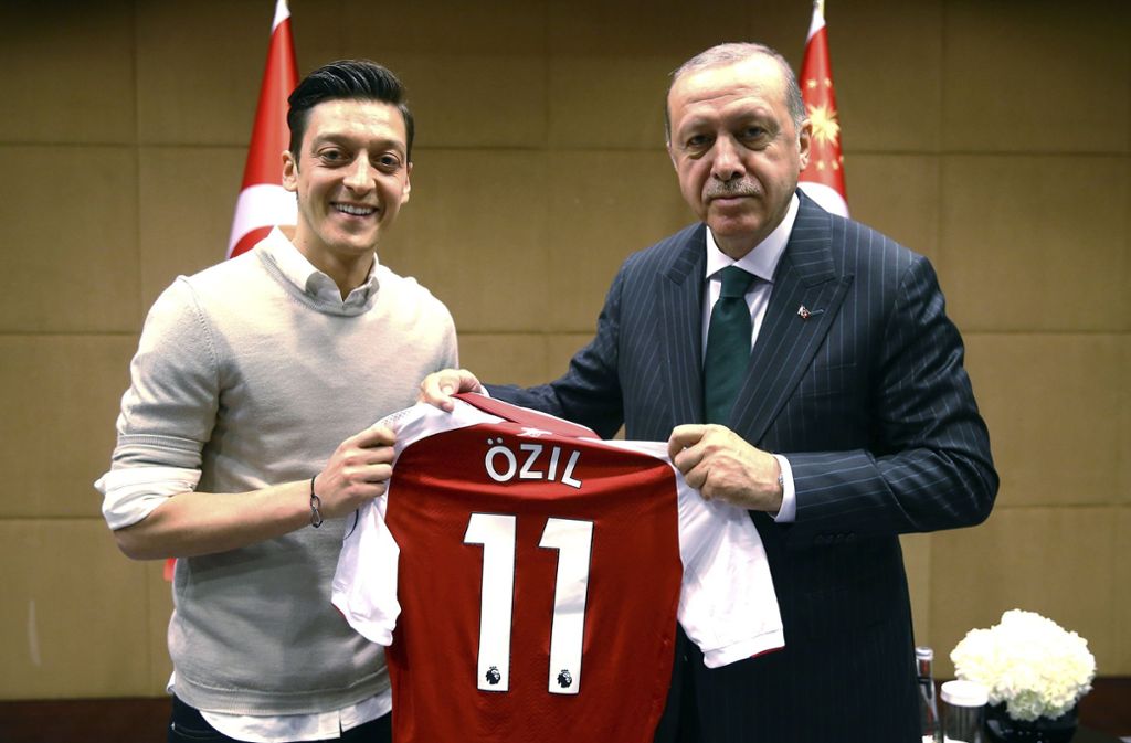 Fußballer Mesut Özil (links) posiert für ein Foto mit dem türkischen Präsidenten Recep Tayyip Erdoğan. Das Bild löste vor der WM in Russland einen Skandal aus.