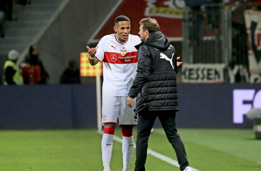 Der VfB-Trainer Markus Weinzierl (rechts) gibt Anweisungen an Dennis Aogo.