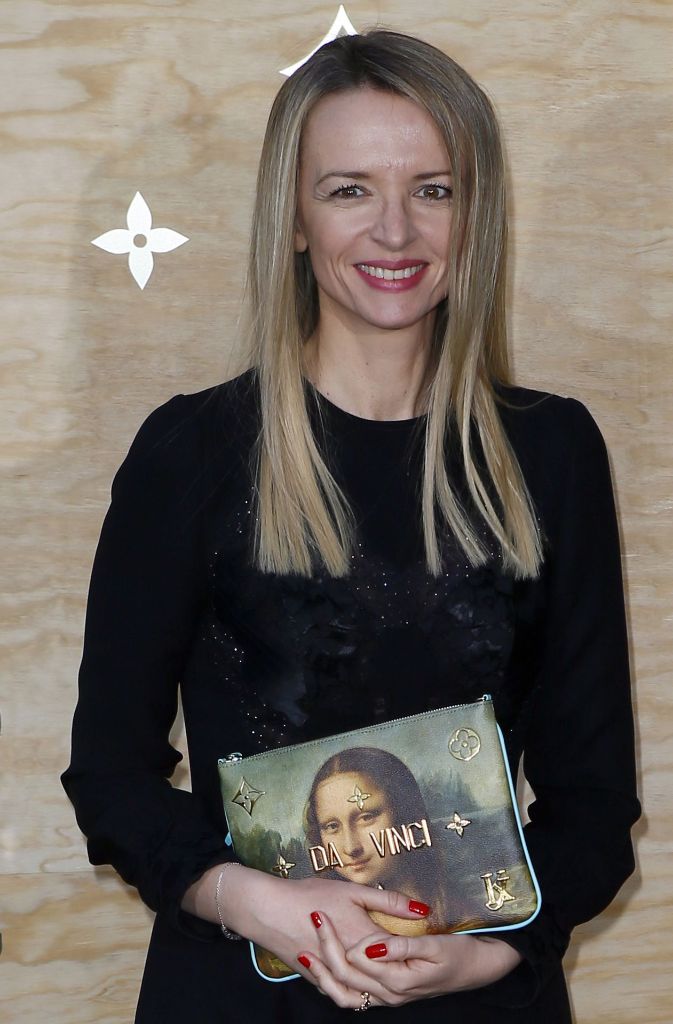 Auch Delphine Arnault, Managerin und Erbin des LVMH-Holdingkonglomerats, präsentiert ihre neue Louis-Vuitton-Tasche namens „Da Vinci“, die ein Porträt von Mona Lisa zeigt. Jeff Koons hat bewusst malerische Meisterstücke auf den Handtaschen verewigt.