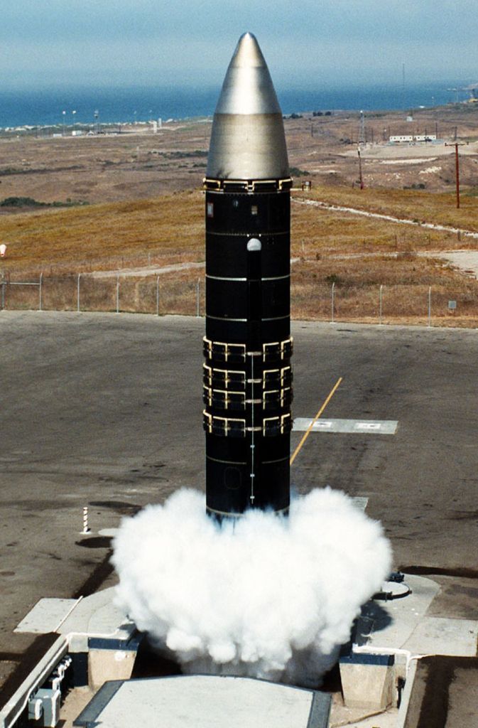 Atomraketen gegen Asteroiden? Eine amerikanische Peacekeeper Interkontinentalrakete startet aus dem Raketensilo.