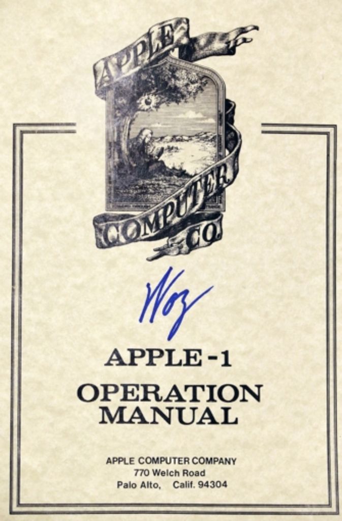 Das erste Logo von Apple war nicht etwa ein Apfel, sondern ein barocker Kupferstich, das Isaac Newton unter einem Apfelbaum sitzend abbildete. Das Logo fertigte Apple-Mitbegründer Ron Wayne an. Weil die Abbildung jedoch zu kompliziert war, ersetzten Jobs und Wozniak es bald durch den heute bekannten Apfel.