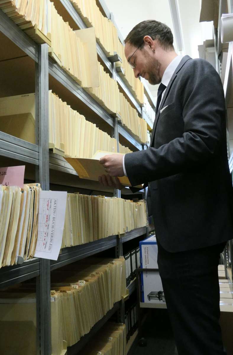 Clemens Herzog in dem umfangreichen Archiv von Pro Heraldica
